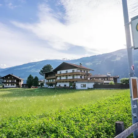 Zell Views Apartment *